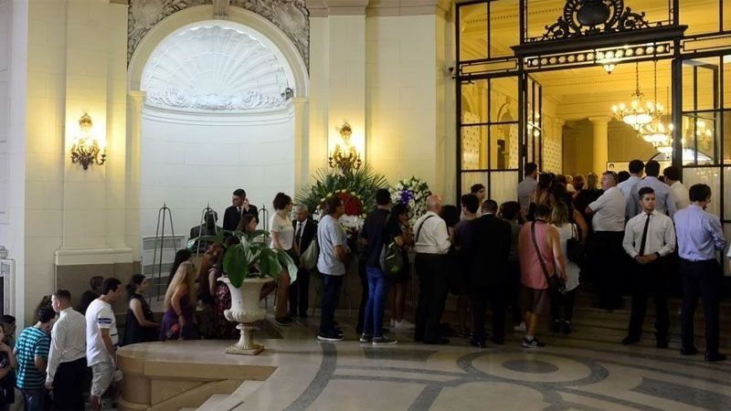 Conmovedora despedida a “Cacho” Castaña: el cortejo fúnebre pasó por “Café La Humedad”