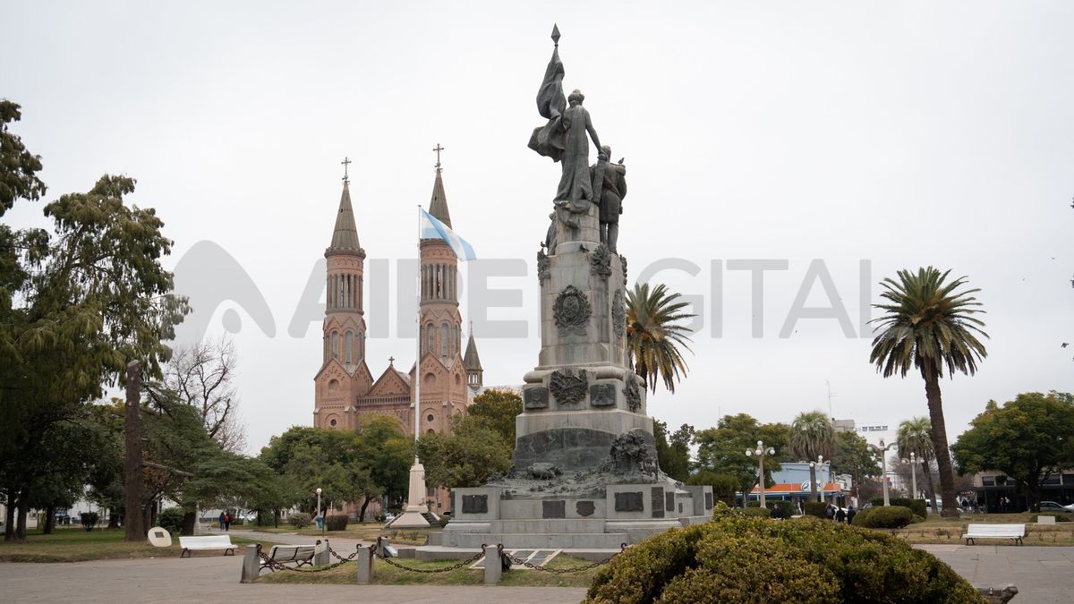 En el centro de la Plaza San Martín, el Monumento Nacional a la Agricultura narra con detalles la historia de los primeros inmigrantes. En la base, descansan los restos de Aarón Castellanos.