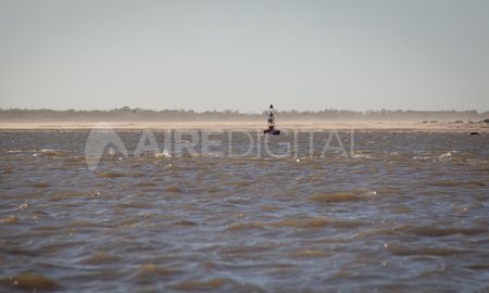 Una de las balizas que señalizan el canal trocal de la hidrovía muy cerca de la terminal de Timbúes. Una de las balizas que señalizan el canal trocal de la hidrovía muy cerca de la terminal de Timbúes.