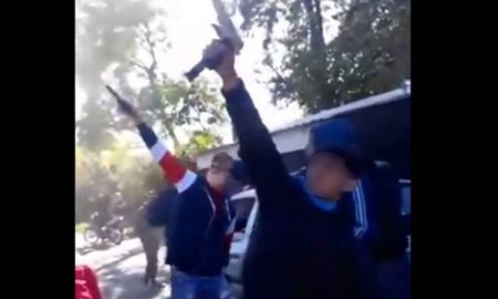 Captura del video donde se observaba a los jóvenes disparando hacia el cielo como despedida. Captura del video donde se observaba a los jóvenes disparando hacia el cielo como despedida.