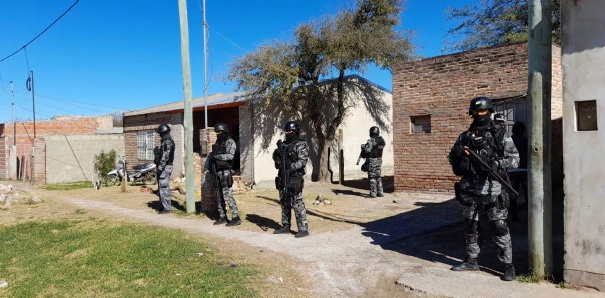 Se trata de dos jóvenes de 20 años y dos de 19. Además se recuperaron elementos sustraídos