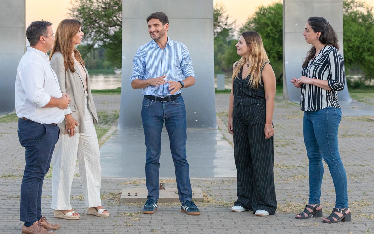 El gobernador Maximiliano Pullaro junto a algunos de sus acompañantes en la lista de Unidos: Germana Figueroa Casas