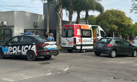 Por el choque, el motociclista fue trasladado en ambulancia al Hospital Cullen. Por el choque, el motociclista fue trasladado en ambulancia al Hospital Cullen.