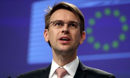 La Unión Europea impondrá fuertes sanciones ya que califica el referéndum como ilegal. La Unión Europea impondrá fuertes sanciones ya que califica el referéndum como ilegal.