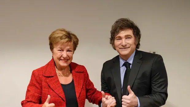 De esta manera, la Argentina recibirá un desembolso inmediato de DEG 1.529 millones (aproximadamente USD 2.000 millones).