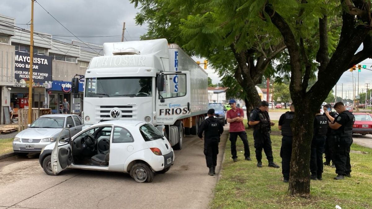 Producto del choque el conductor del automóvil fue hospitalizado para constatar lesiones.
