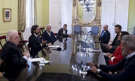 El jefe de Gabinete de Ministros de la Nación, Santiago Cafiero, recibió junto al ministro de Salud, Ginés González García, al presidente del Incaa, Luis Puenzo, a los productores televisivos Marcelo Tinelli y Adrián Suar. El jefe de Gabinete de Ministros de la Nación, Santiago Cafiero, recibió junto al ministro de Salud, Ginés González García, al presidente del Incaa, Luis Puenzo, a los productores televisivos Marcelo Tinelli y Adrián Suar.