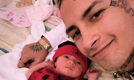 El cantante, L-Gante, grabó a su novia y su hija cuando iban paseando en el vehículo. Una grave infracción de tránsito lo dejó al descubierto. El cantante, L-Gante, grabó a su novia y su hija cuando iban paseando en el vehículo. Una grave infracción de tránsito lo dejó al descubierto.