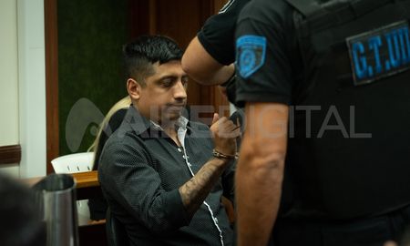 Kaipl, cuando fue juzgado exhibió su brazo derecho en donde tiene tatuajes, mientras que en el izquierdo no presentaba ninguno. Kaipl, cuando fue juzgado exhibió su brazo derecho en donde tiene tatuajes, mientras que en el izquierdo no presentaba ninguno.