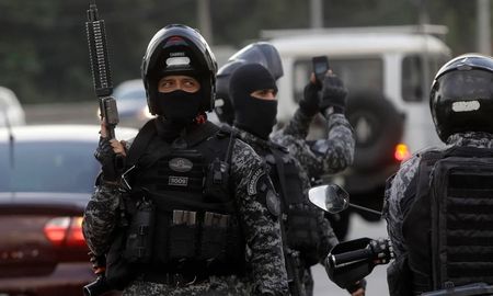 Según la Policía Militar, también se incautaron armamento de grueso calibre, como rifles, además de explosivos y chalecos antibalas. Según la Policía Militar, también se incautaron armamento de grueso calibre, como rifles, además de explosivos y chalecos antibalas.