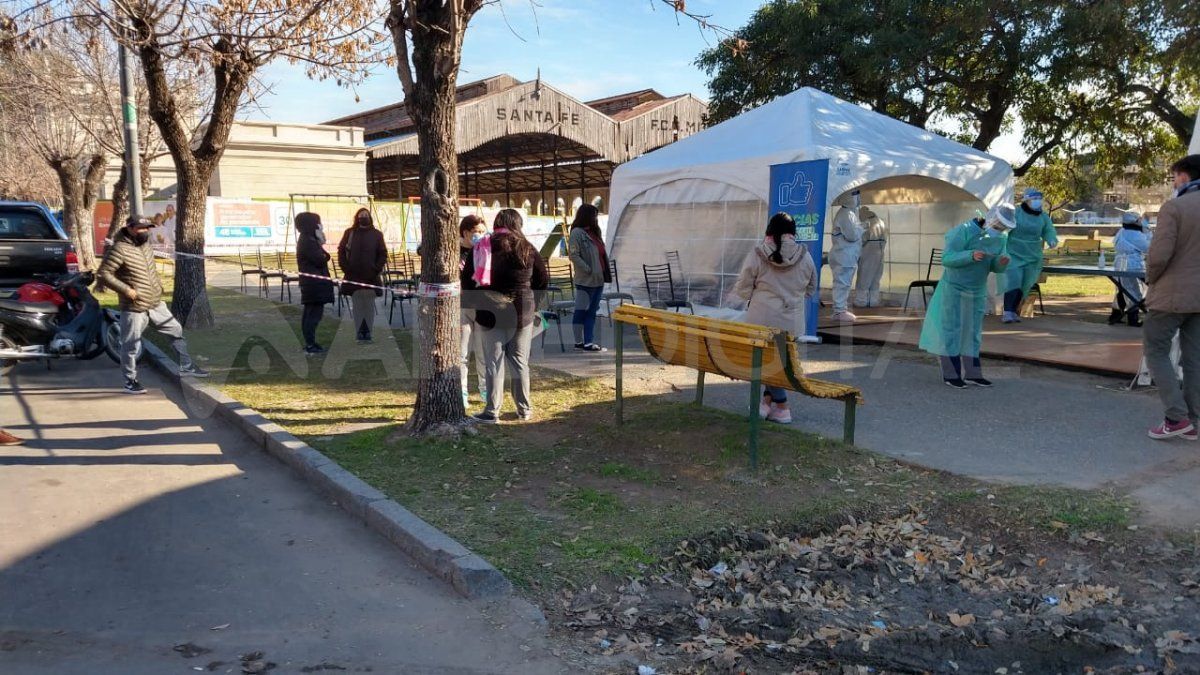 El centro de testeo que se había instalado en el barrio Centenario en J.J. Paso y Urquiza (Club Nacional), se trasladó a la Estación Mitre de Santa Fe en Dr. Zavalla 1586