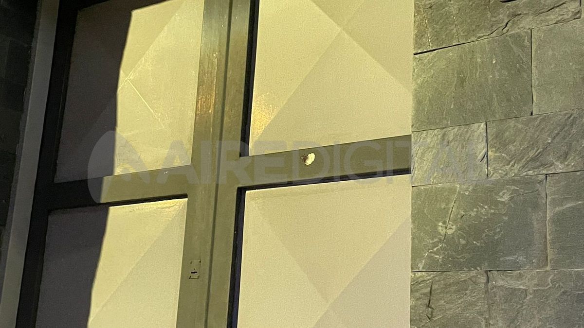 El ataque contra la Uocra fue al rededor de las 16.30. Los agresores dispararon contra la puerta de la sede gremial. El ataque contra la Uocra fue al rededor de las 16.30. Los agresores dispararon contra la puerta de la sede gremial.