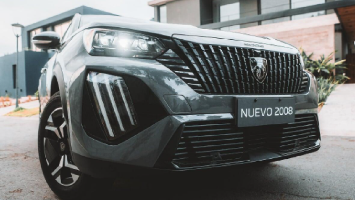 El nuevo Peugeot 2008 se destaca por su robustez y elegancia, combinando líneas audaces con la icónica parrilla y la nueva firma lumínica LED de la marca. El nuevo Peugeot 2008 se destaca por su robustez y elegancia, combinando líneas audaces con la icónica parrilla y la nueva firma lumínica LED de la marca.