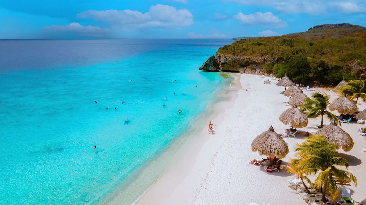 Curazao cuenta con playas increíbles, con arena blanca y aguas cristalinas, ideales para nadar y bucear. Curazao cuenta con playas increíbles, con arena blanca y aguas cristalinas, ideales para nadar y bucear.