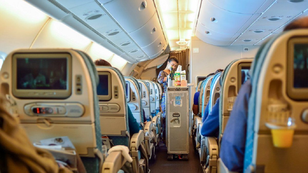 Asistente de vuelo reveló en un video viral qué significan los sonidos que se escuchan en los aviones.