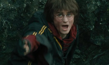 A pesar del terror que Daniel sintió y el riesgo inherente de la escena de riesgo, el actor triunfó con la ejecución de esta acción que vemos retratada en el filme justo cuando Harry cae por uno de los techos de Hogwarts. A pesar del terror que Daniel sintió y el riesgo inherente de la escena de riesgo, el actor triunfó con la ejecución de esta acción que vemos retratada en el filme justo cuando Harry cae por uno de los techos de Hogwarts.