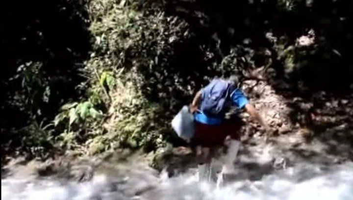 Los médicos debieron caminar 3 horas para llegar hasta el lugar. Foto: Captura TV