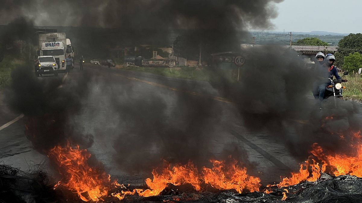 Protestas en Brasil un día después de las elecciones.