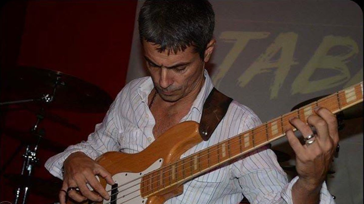 Fredy Pierini es un economista y bajista santafesino que conformó Mo.NA  junto a Cesar Franov. Fueron nominados a los Premios Gardel 2021 a la categoría de mejor disco de música electrónica. 