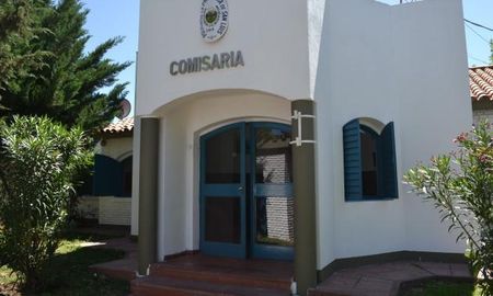 No la dejaron entrar a una comisaría porque tenía puesto un vestido y sandalias