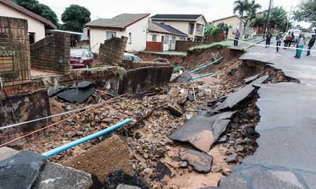 Las autoridades sudafricanas declararon estado de catástrofe nacional debido a los daños causados por las inundaciones que dejaron al menos 448 muertos en el país. Las autoridades sudafricanas declararon estado de catástrofe nacional debido a los daños causados por las inundaciones que dejaron al menos 448 muertos en el país.
