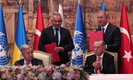 Sentados: Antonio Guterres, secretario general de la ONU, y el presidente de Turquía, Recep Tayyip Erdogan. De pie, el ministro de Defensa de Rusia, Sergei Shoigu, y su par turco Hulusi Akar (REUTERS/Umit Bektas) Sentados: Antonio Guterres, secretario general de la ONU, y el presidente de Turquía, Recep Tayyip Erdogan. De pie, el ministro de Defensa de Rusia, Sergei Shoigu, y su par turco Hulusi Akar (REUTERS/Umit Bektas)