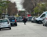 El hecho ocurre en un edificio de calle Alvear al 3300 de Santa Fe. Trabajan el Grupo de Operaciones Especiales, personal policial y una ambulancia del 107.