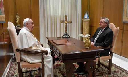 La reunión a solas entre el papa Francisco y Alberto Fernández se realizó en el estudio del Aula Pablo VI y duró 25 minutos. La reunión a solas entre el papa Francisco y Alberto Fernández se realizó en el estudio del Aula Pablo VI y duró 25 minutos.