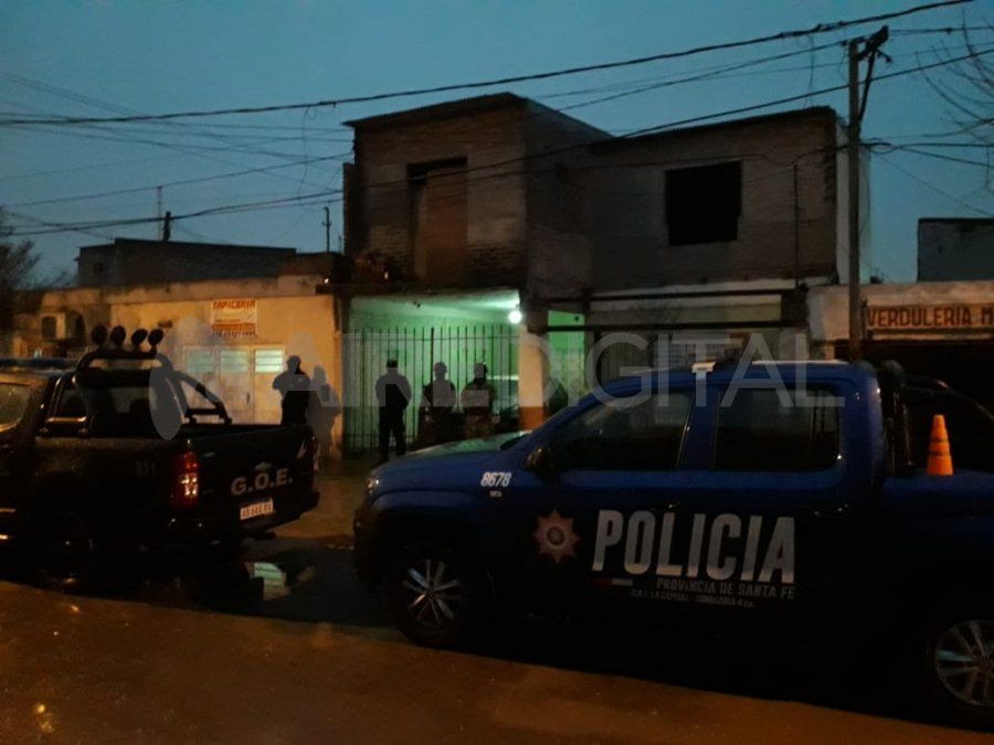 El allanamiento se realizó este miércoles por la mañana. Personal de la Comisaría Cuarta con la colaboración del G.O.E trasladó en calidad de detenido al presunto autor del robo y defraudación.