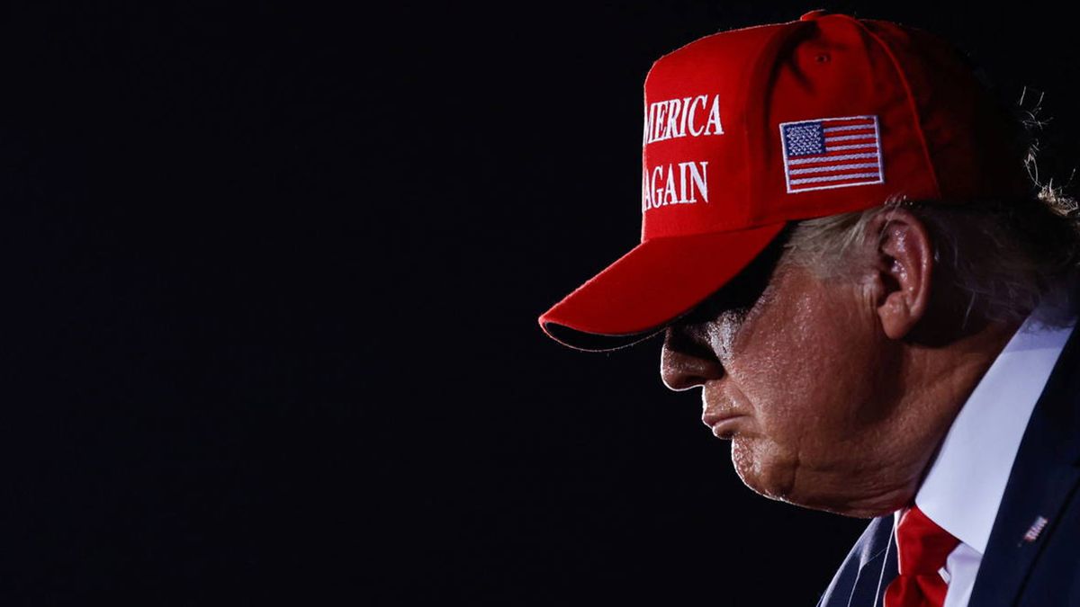 La edición nueva de la gorra roja es impulsada por el sitio web "Save America" que busca el retorno de Donald Trump a la Casa Blanca. 