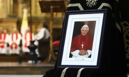 La tumba de JosephRatzinger fue ubicada en uno de los subsuelos de la Basílica de San Pedro. La tumba de JosephRatzinger fue ubicada en uno de los subsuelos de la Basílica de San Pedro.