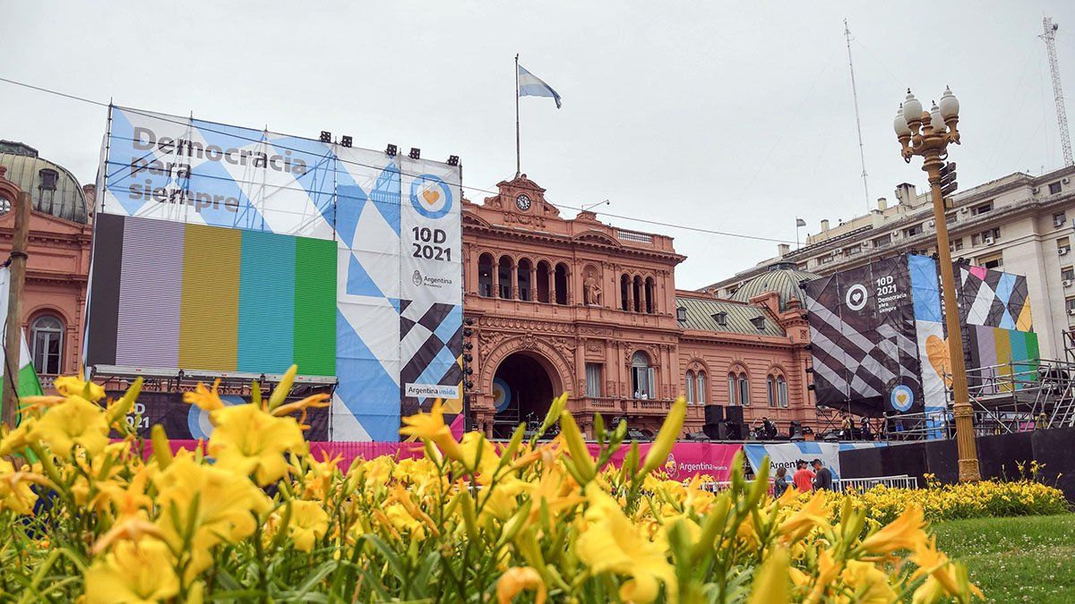 Todo listo para celebrar el Día de la Democracia y los Derechos Humanos en la Plaza de Mayo.