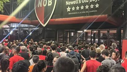 Arde Newell's: los hinchas apuntaron contra la dirigencia y echaron a periodistas que hacían la cobertura