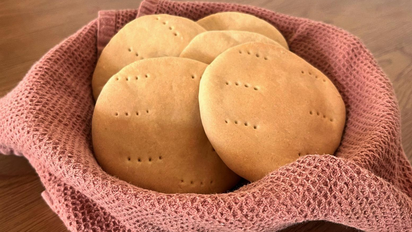 Pan de calabaza en sartén: la receta sin harina con solo 3 ingredientes que resuelve tus sándwiches