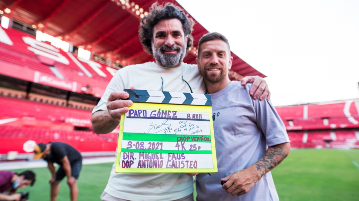Papu Gómez, junto a David Rozencwaig, uno de los líderes de la empresa denuciada. Papu Gómez, junto a David Rozencwaig, uno de los líderes de la empresa denuciada.