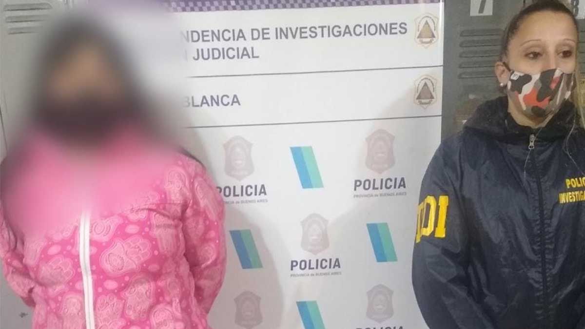 na mujer fue detenida como acusada de haberle robado distintos efectos personales a dos hombres