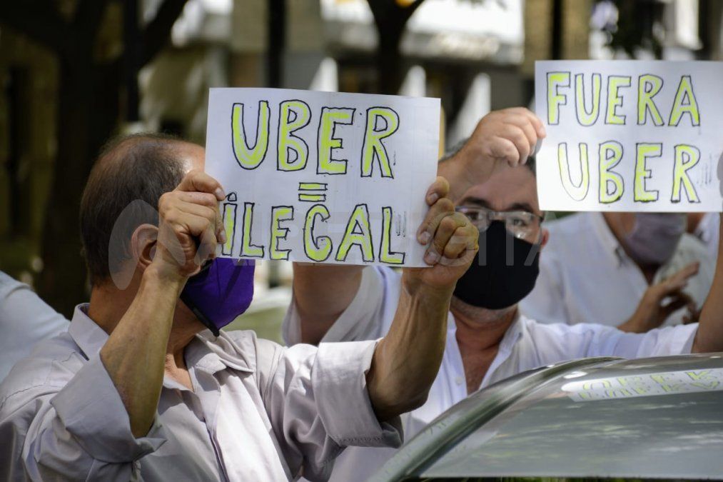 Los remiseros de Rosario protestaron en contra de Uber.
