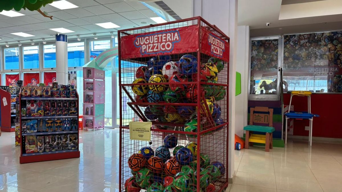 Juguetería Pizzico cuenta con pelotas de fútbol desde $4.000 en adelante. Juguetería Pizzico cuenta con pelotas de fútbol desde $4.000 en adelante.