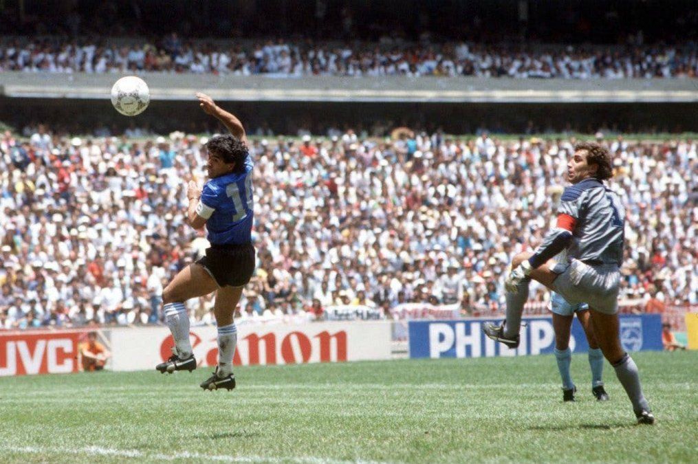Diego Maradona rememoró el Gol del Siglo ante Inglaterra para una campaña de concientización para afrontar la pandemia.