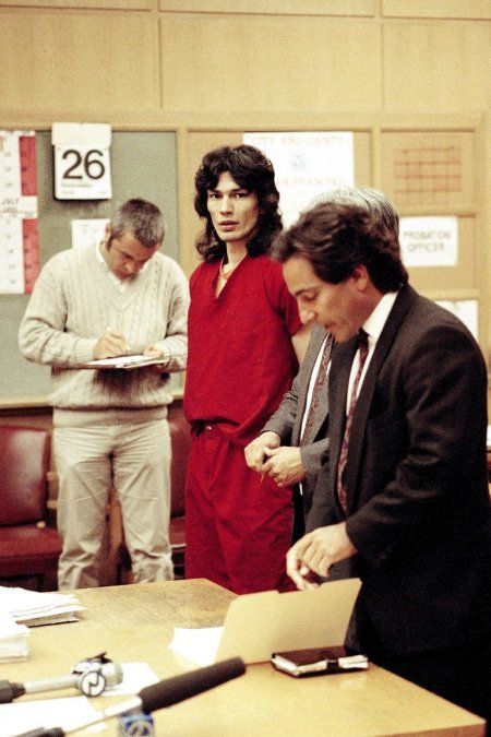 El asesino serial Richard Ramírez junto a sus abogados en la Corte de San Francisco Credit: Photo by Zuma/Shutterstock