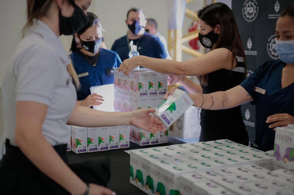 Entregan copas menstruales a personal de la Policía de Seguridad Aeroportuaria