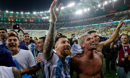 Con Lionel Messi y Rodrigo De Paul a la cabeza, el equipo argentino celebró un nuevo triunfo en el mítico Maracaná ante Brasil. Con Lionel Messi y Rodrigo De Paul a la cabeza, el equipo argentino celebró un nuevo triunfo en el mítico Maracaná ante Brasil.