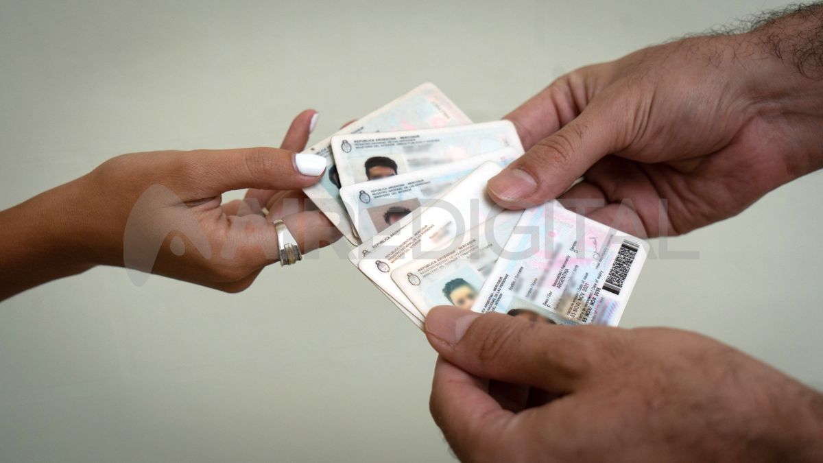 Los ciudadanos argentinos nativos pueden optar por votar desde los 16 a&ntilde;os, mientras que aquellos naturalizados deber&aacute;n esperar hasta los 18, siempre que figuren en el padr&oacute;n y presenten un documento habilitante. &nbsp;