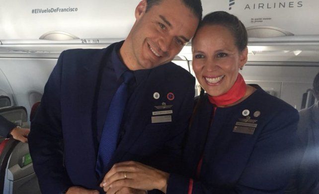 El Papa Francisco casó en pleno vuelo a una pareja de tripulantes