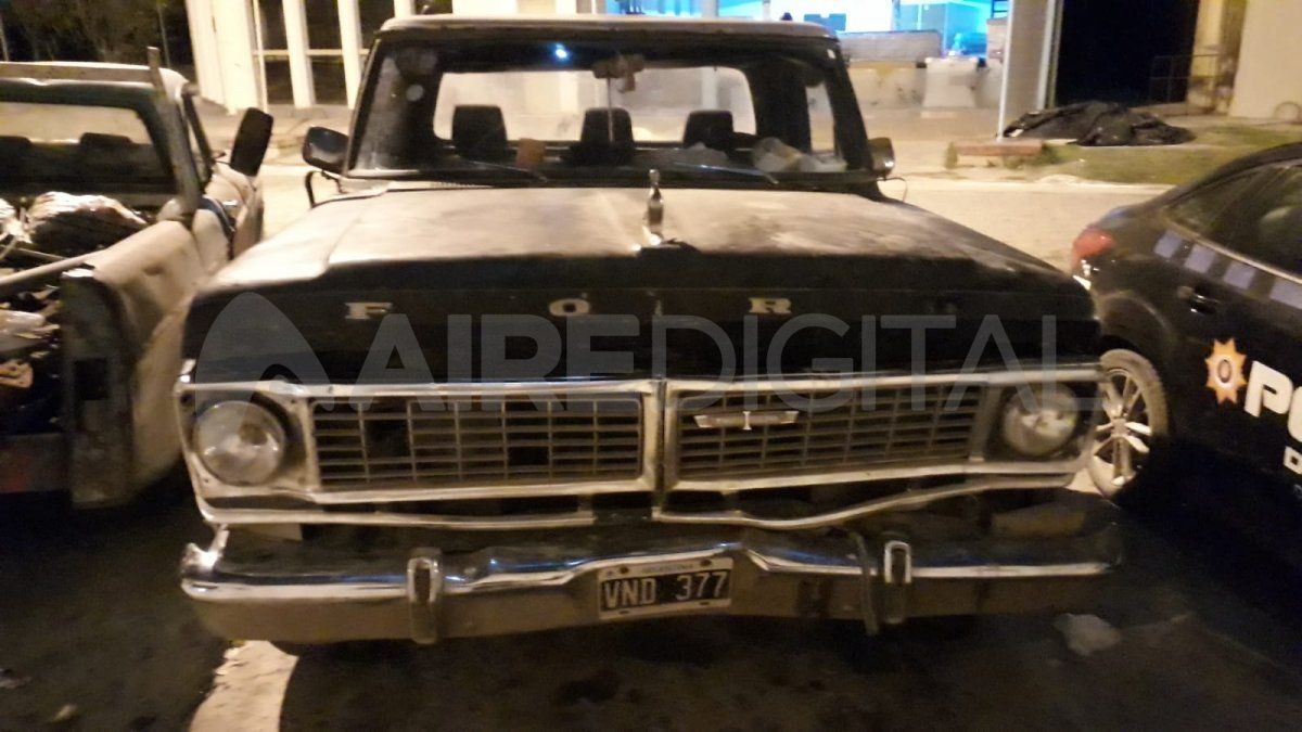 La camioneta Ford F 100 de color negra y gris en la que circulaban los cuatro ladrones.