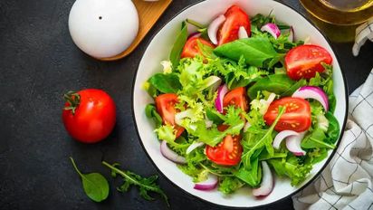 Ni limón ni vinagre: el truco para que la ensalada quede fresca por más tiempo