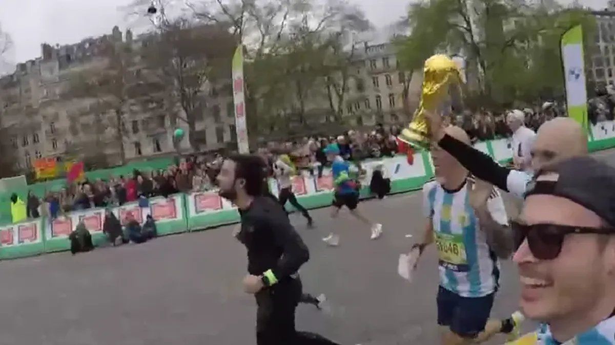 Corrieron la Maratón de París con la Copa del Mundo en la mano en forma de chicana y se volvieron viral