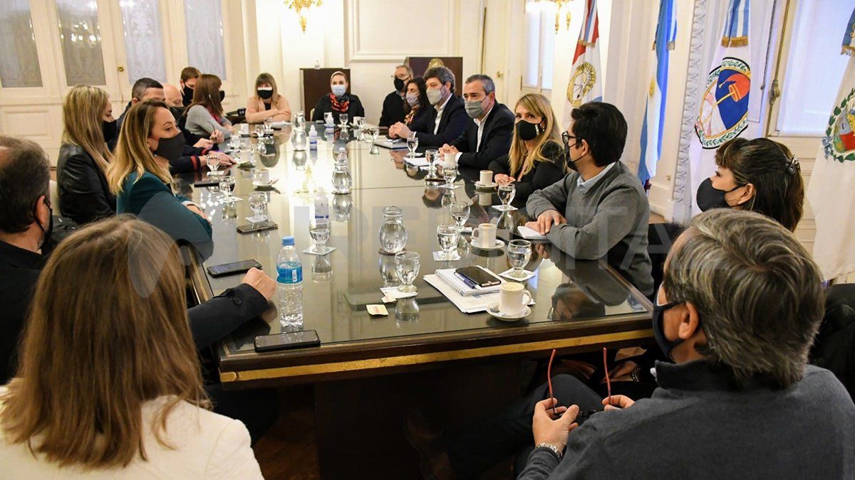 El intendente de Rosario, Pablo Javkin, en la reunión de urgencia de este miércoles con concejales.