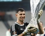 Dibu Martínez ganó la UEFA Europa League con el Aston Villa y festejó con Facundo Sava. Dibu Martínez ganó la UEFA Europa League con el Aston Villa y festejó con Facundo Sava.