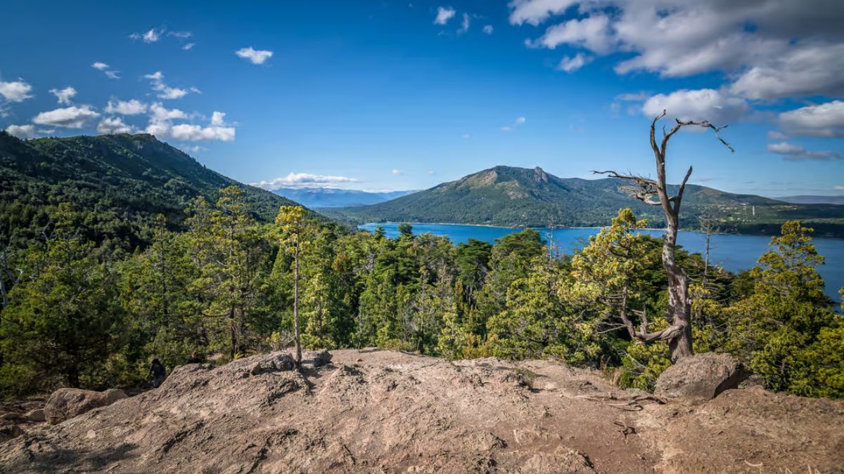 Desde el Mirador Gutiérrez se tiene una hermosa vista del Lago Gutiérrez, rodeado por cerros Otto y el Catedral. Desde el Mirador Gutiérrez se tiene una hermosa vista del Lago Gutiérrez, rodeado por cerros Otto y el Catedral.